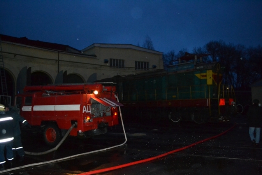 Одесские спасатели ликвидировали масштабный пожар в цехе по ремонту локомотивов (видео)