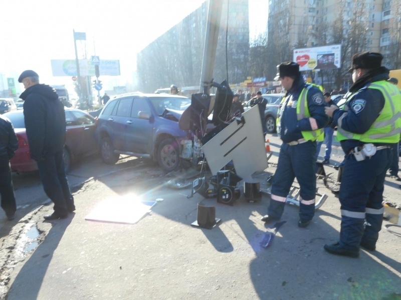 Внедорожник снес столб на оживленном перекрестке в Одессе (фото)