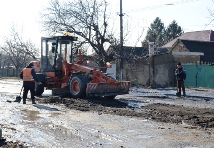 Коммунальщики приступили к ремонту дороги на улице Хуторской в Одессе
