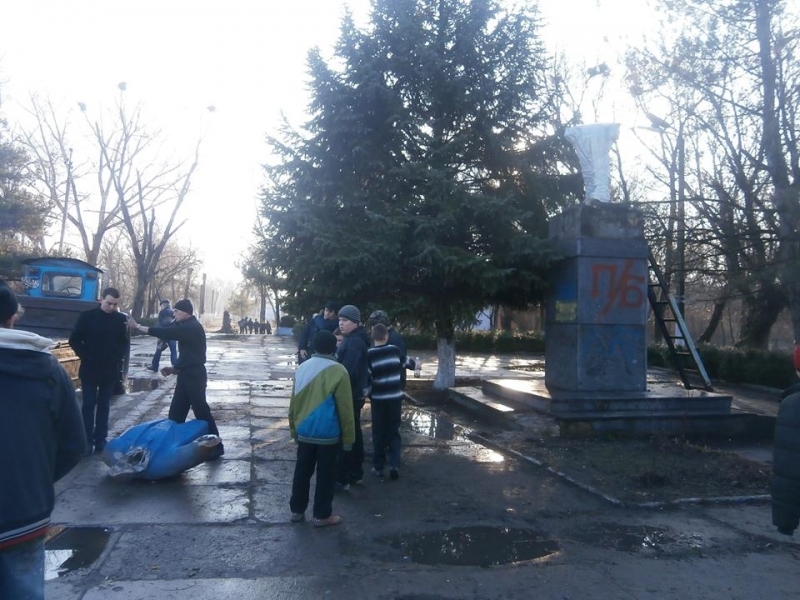 Неизвестные снесли памятник Ленину в Арцизе (фото)