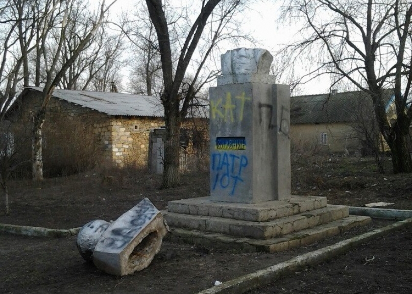 Неизвестные снесли два памятника Ленину в Татарбунарском районе (фото)