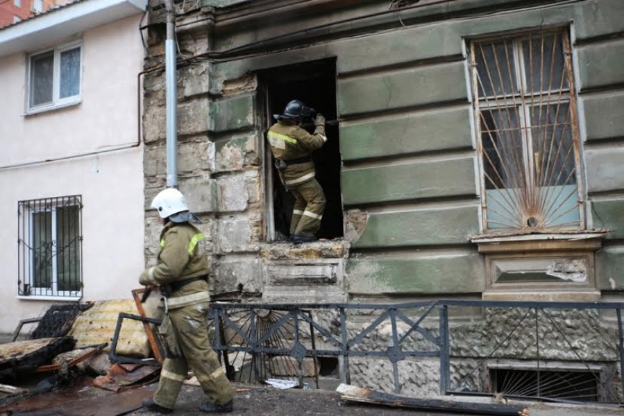 Спасатели эвакуировали 16 человек при пожаре в жилом доме в Одессе (фото)