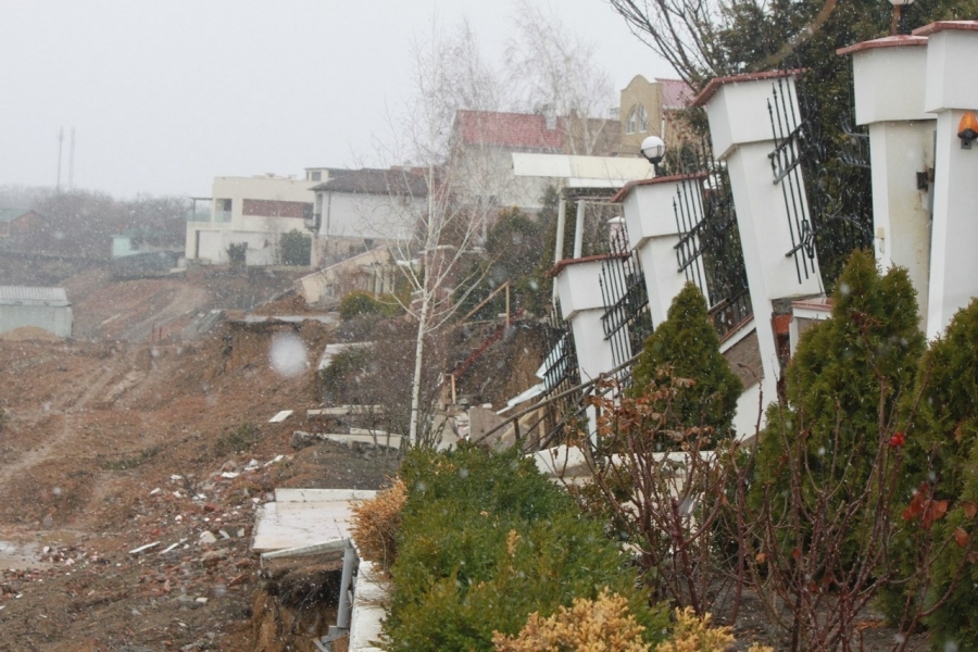 Элитные дома на берегу моря в Ильичевске разрушаются вместе с набережной (фото)