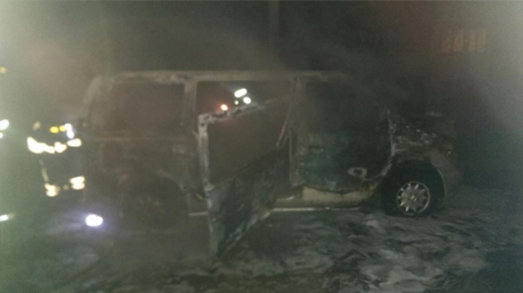 Неизвестные сожгли микроавтобус в спальном районе Одессы (фото)