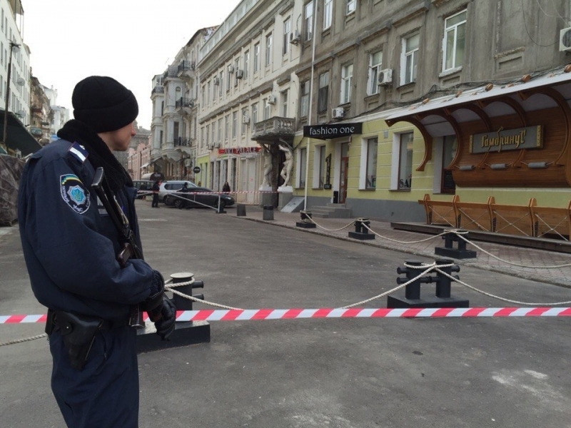 Правоохранители перекрыли улицу в центре Одессы - ищут бомбу (фото)