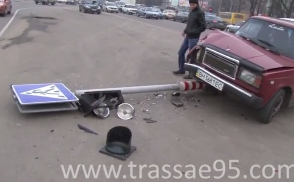 Автомобиль снес столб на Люстдорфской дороге в Одессе (видео)