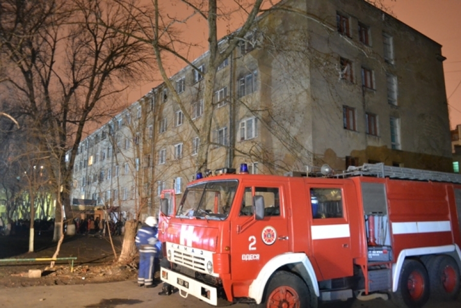 Спасатели эвакуировали 150 студентов из горящего общежития в Одессе