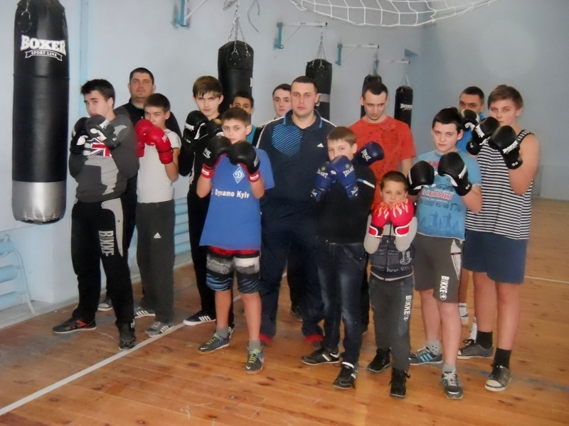 Благотворительный фонд подарил юным спортсменам в Любашевском районе боксерский ринг