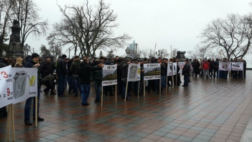 Водители маршруток устроили митинг перед зданием мэрии Одессы