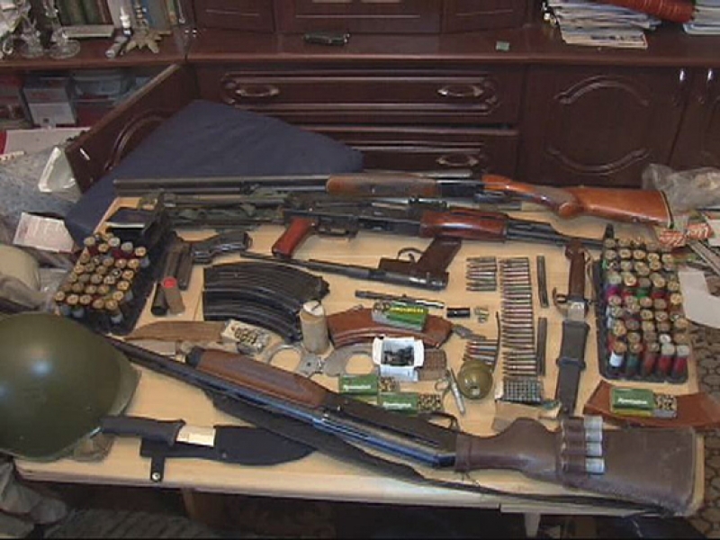 Оперативники нашли крупный арсенал оружия у жителей Коминтерновского района