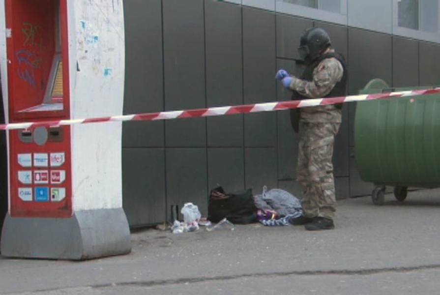 Неизвестные оставили сумку с взрывчаткой посреди улицы в центре Одессы (фото)