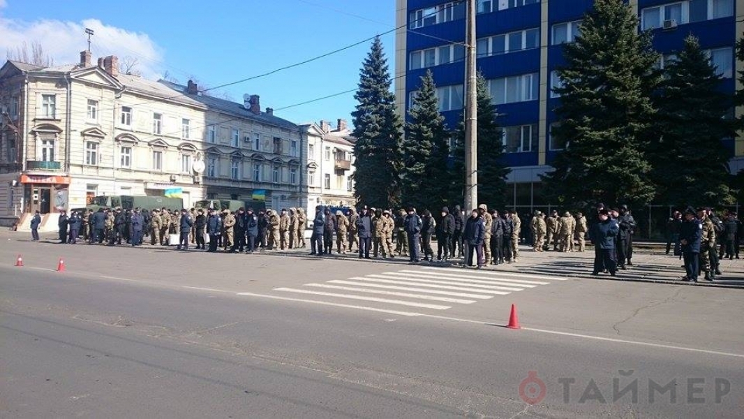 Люди в форме окружили здание Одесской облгосадминистрации (фото)