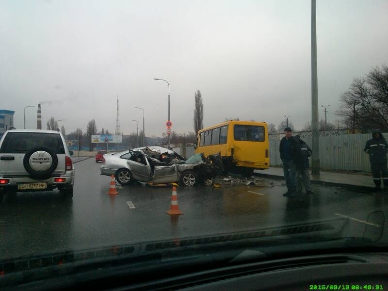 Автомобиль врезался в маршрутку на Балковской в Одессе (фото)