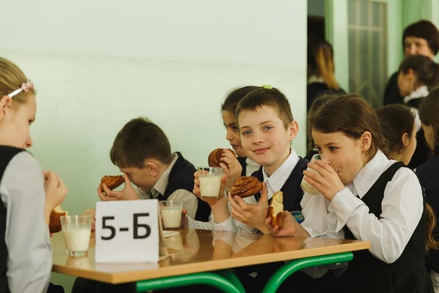 Ученики сельской школы под Одессой получают бесплатные завтраки от нардепа (фото)
