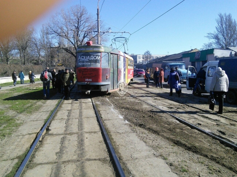 Трамвай с пассажирами сошел с рельсов в Одессе (фото)