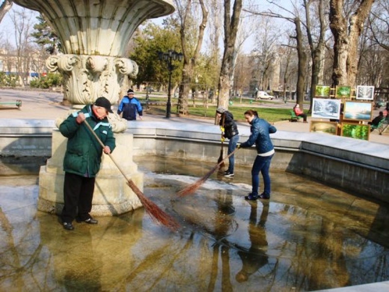 Коммунальщики готовят к запуску фонтаны в Одессе (фото)