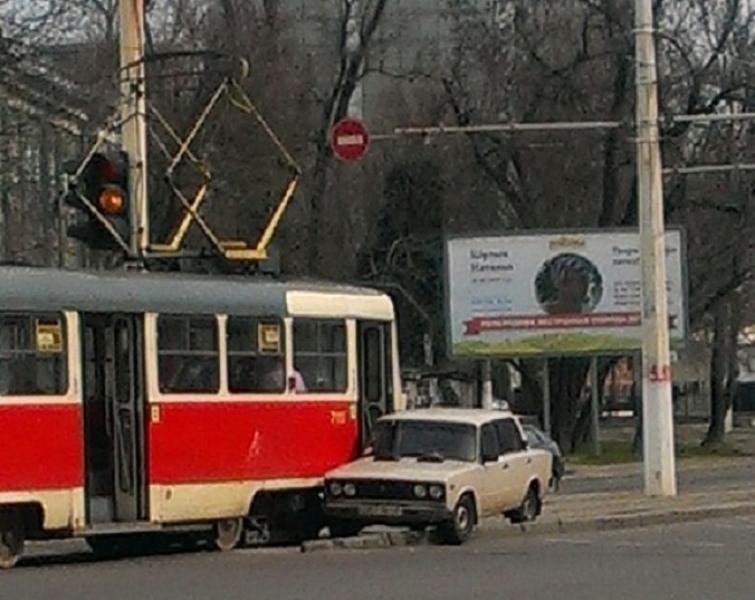Авария заблокировала движение трамваев на Фонтане в Одессе