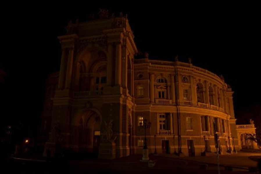 Одесса поддержала экологическую акцию Час Земли, погрузившись во тьму (фото)