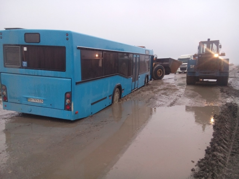 Автобус с пассажирами застрял в огромной яме на трассе Одесса-Южный (фото, видео)