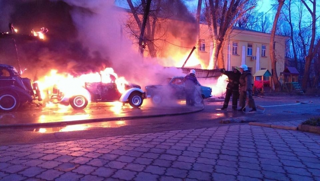 Известное одесское кафе и припаркованные возле него ретро-автомобили сгорели дотла (фото)