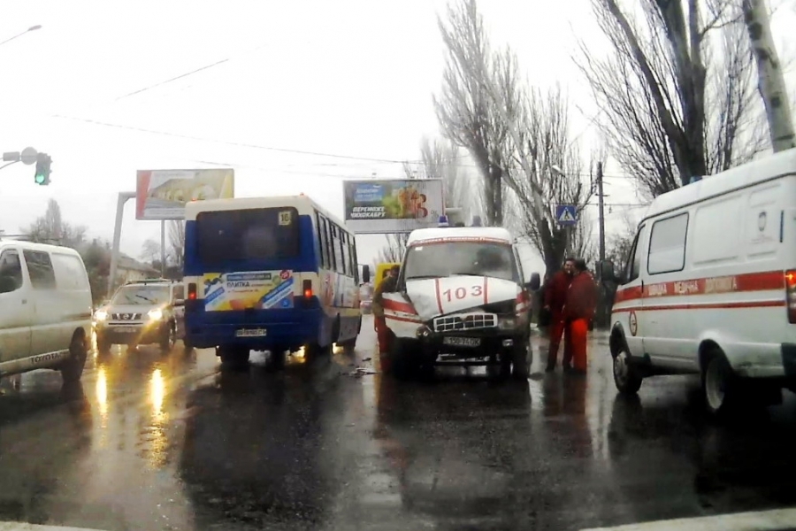 Водитель скорой помощи спровоцировал ДТП на Пересыпи в Одессе (фото)