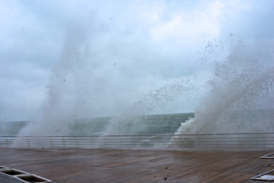 Одесская стихия: штормовое море и непрекращающийся ливень (фото) 