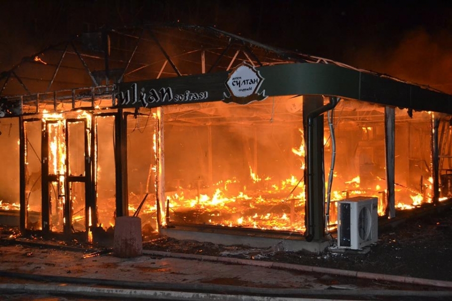 Два ресторана сгорели за одну ночь в Одессе (фото, видео)