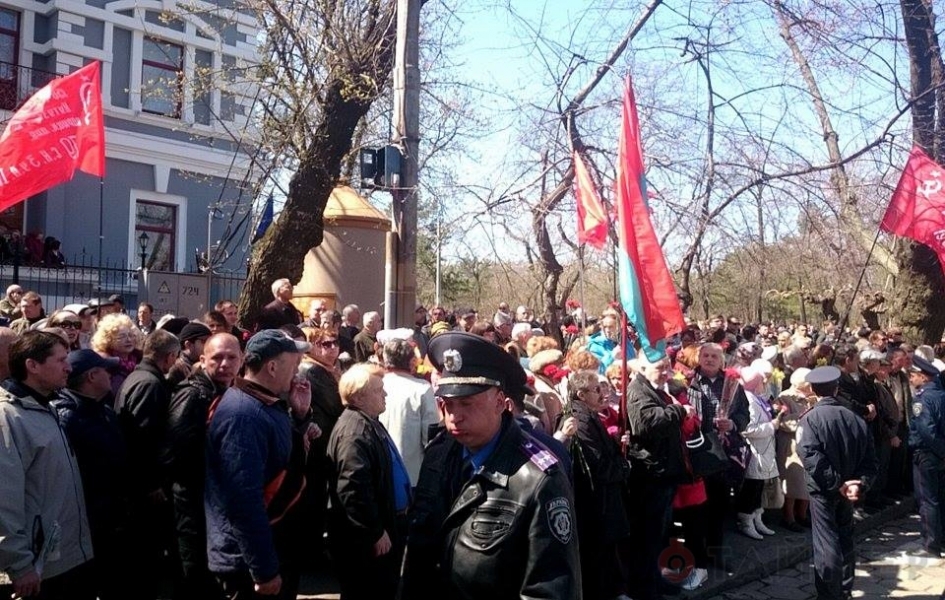 Сторонники Майдана и Антимайдана не поделили Аллею Славы в Одессе (фото, видео)