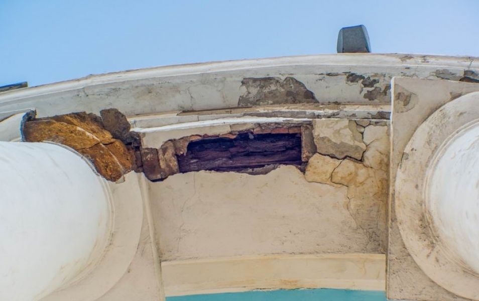 Карниз Воронцовской колоннады обвалился после проливных дождей в Одессе