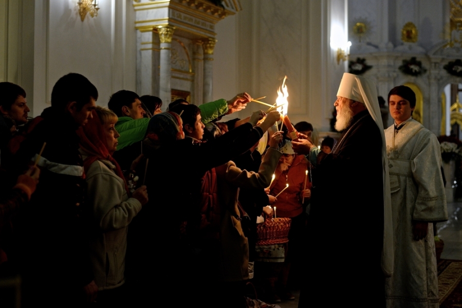 Множество православных одесситов приняли участие в пасхальной службе в Спасо-Преображенском соборе