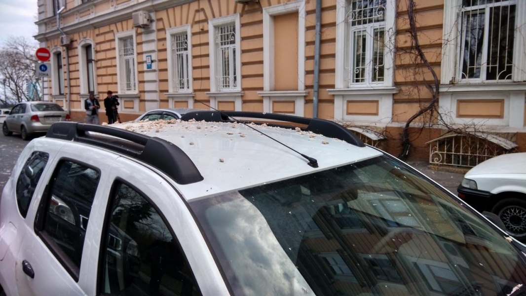 Карниз дома обрушился в Воронцовском переулке в Одессе (фото)