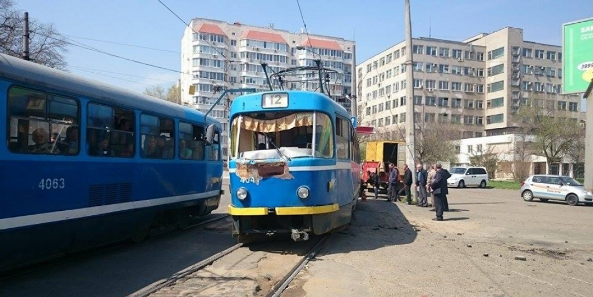 Трамвай сошел с рельсов и врезался в автомобиль в Одессе (фото)