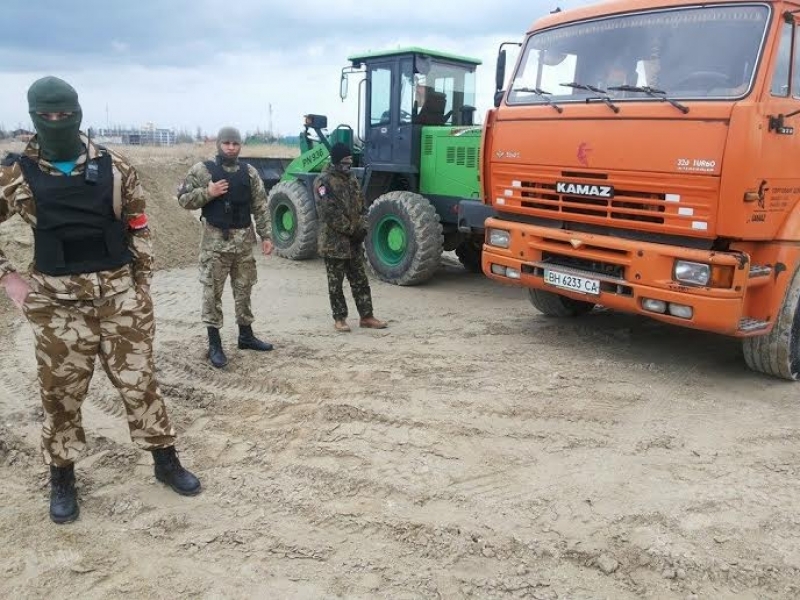 Общественники задержали технику, незаконно вывозившую песок из парка под Одессой (фото)