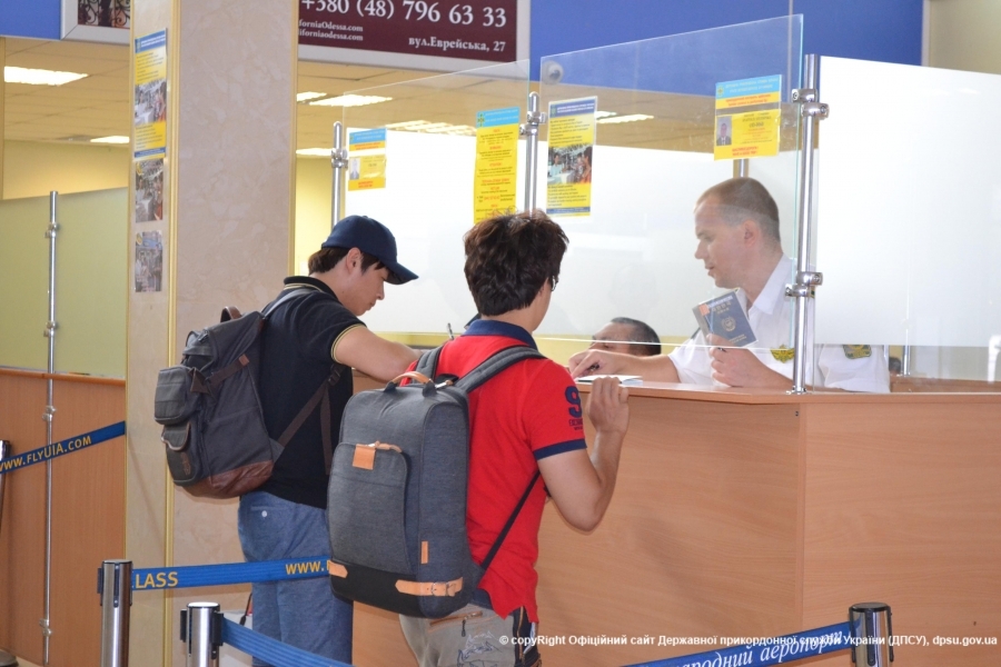 Двое вьетнамцев пытались откупиться от пограничников в Одесском аэропорту