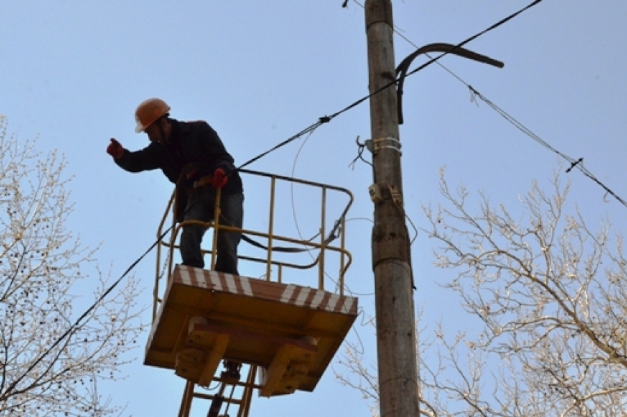 Коммунальщики демонтируют в центре Одессы опоры наружного освещения, возраст которых более 100 лет