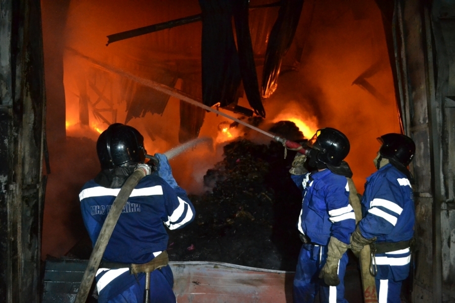 Спасатели потушили масштабный пожар на складе с обувью и металлопластиковыми окнами в Одессе (фото)