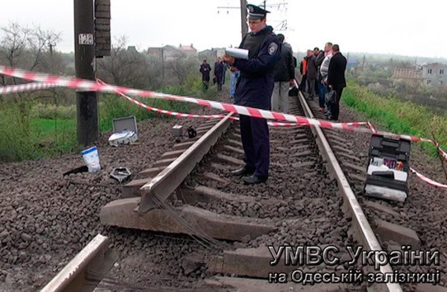 Неизвестные взорвали железнодорожные пути вблизи Ильичевска (фото)