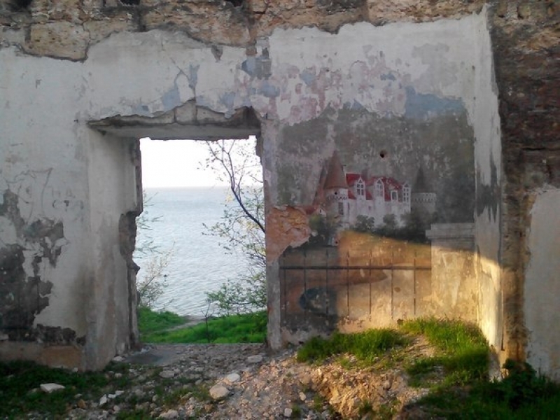 Жители Белгород-Днестровского обнаружили на стенах заброшенной усадьбы старинные фрески (фото)