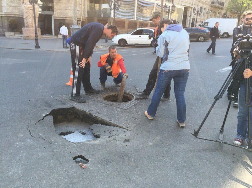 В центре Одессы грузовик провалился под асфальт (фото)