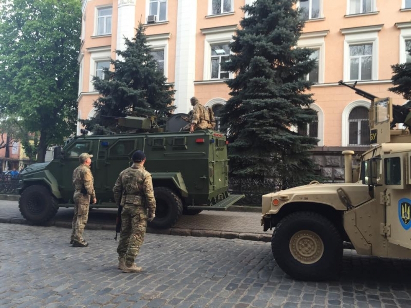Бронетехника и силовики концентрируются под зданием СБУ в Одессе (фото)