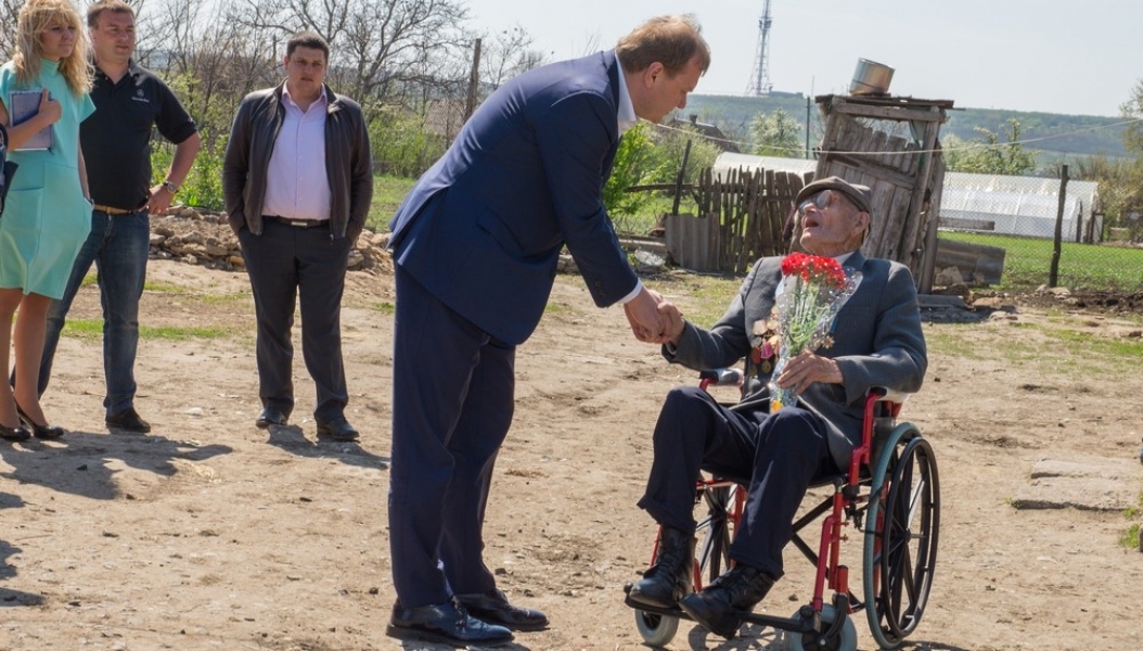 Народный депутат подарил инвалидную коляску ветерану войны на Одесщине