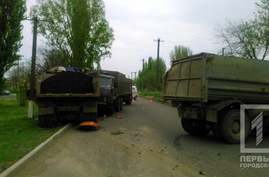 Три грузовика не поделили дорогу в Одессе (фото)
