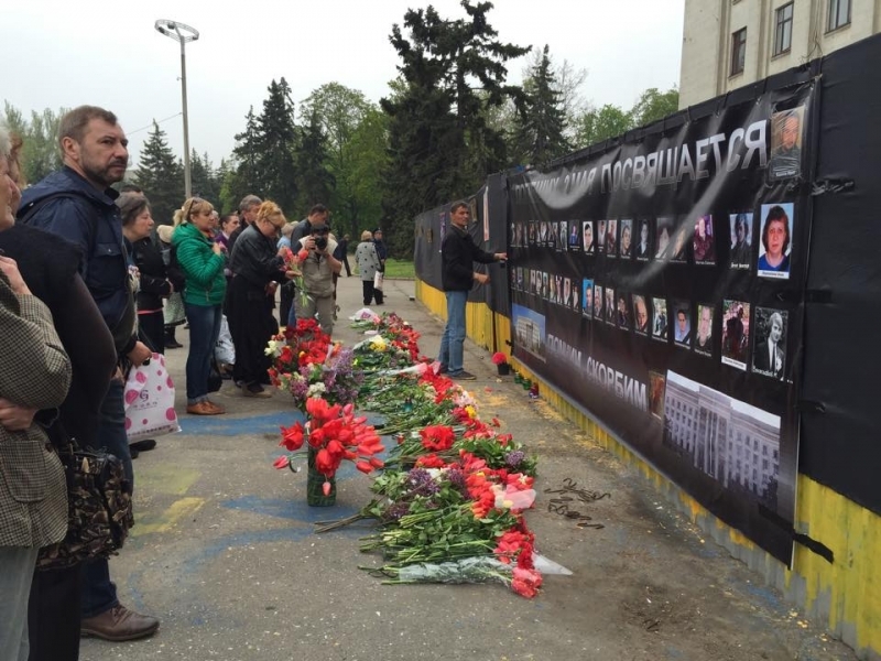 Сине-желтый забор у Дома профсоюзов в Одессе завесили черной тканью (фото)