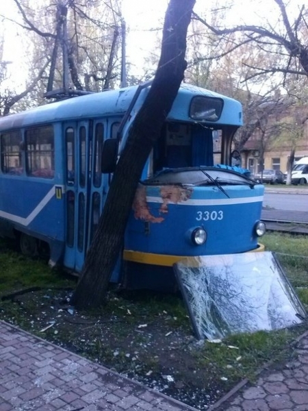 Трамвай сошел с рельсов и врезался в дерево в Одессе