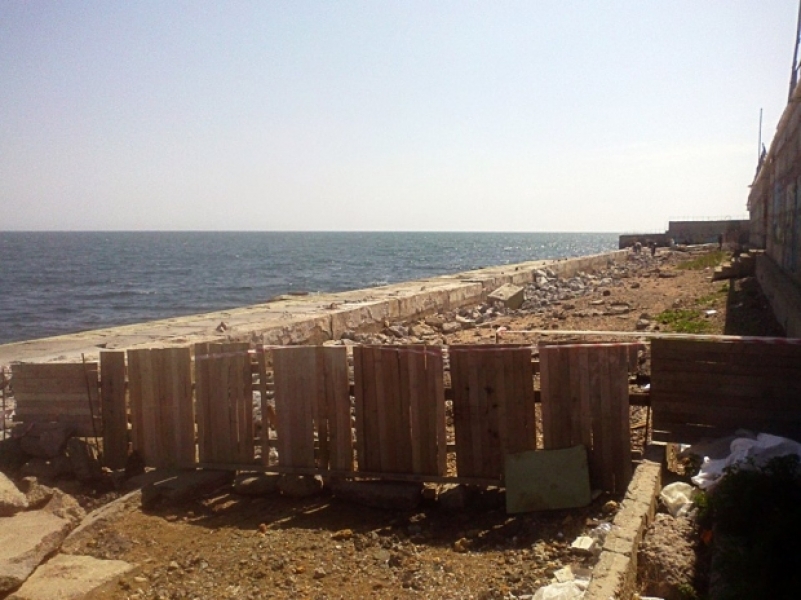 Арендатор пляжа в Аркадии начал ремонт бетонных плит