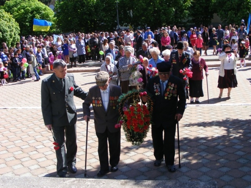 Фрунзовка отметила 70-летие Победы торжественным митингом и праздничным концертом