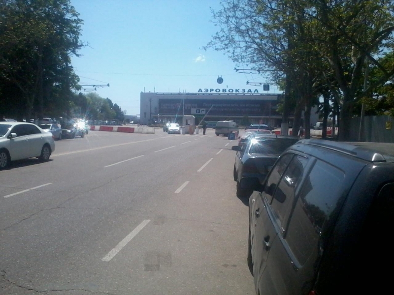 Шлагбаум перегородил подъезд к Одесскому аэропорту (фото)
