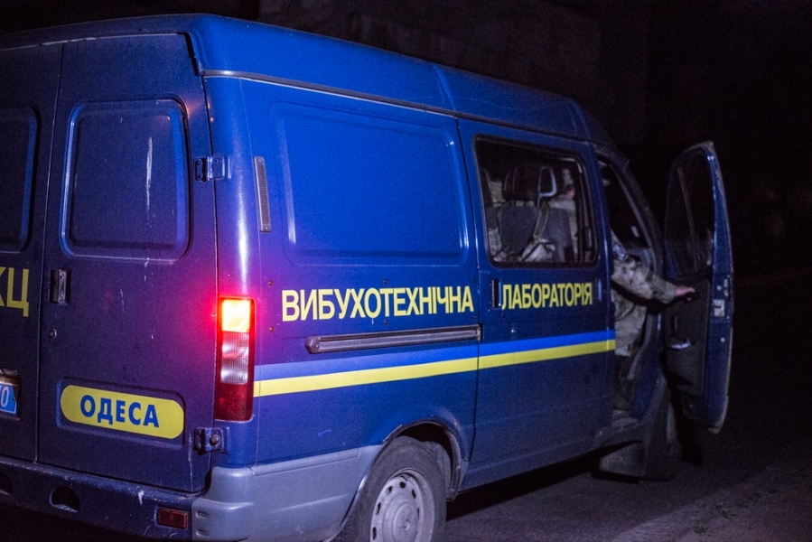 В результате ночного взрыва в Одессе образовалась воронка глубиной почти в метр (фото)