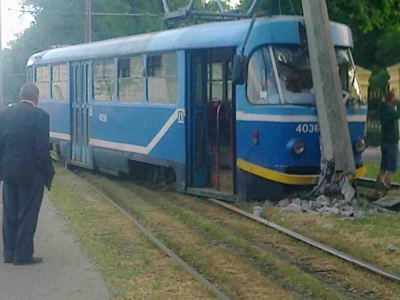 Трамвай сошел с рельсов и снес столб в Одессе (видео)