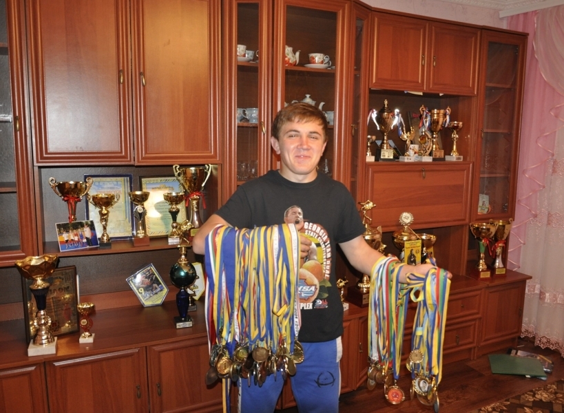 Спортивная семья из Болградского района собрала более 250 медалей в вольной борьбе (фото)